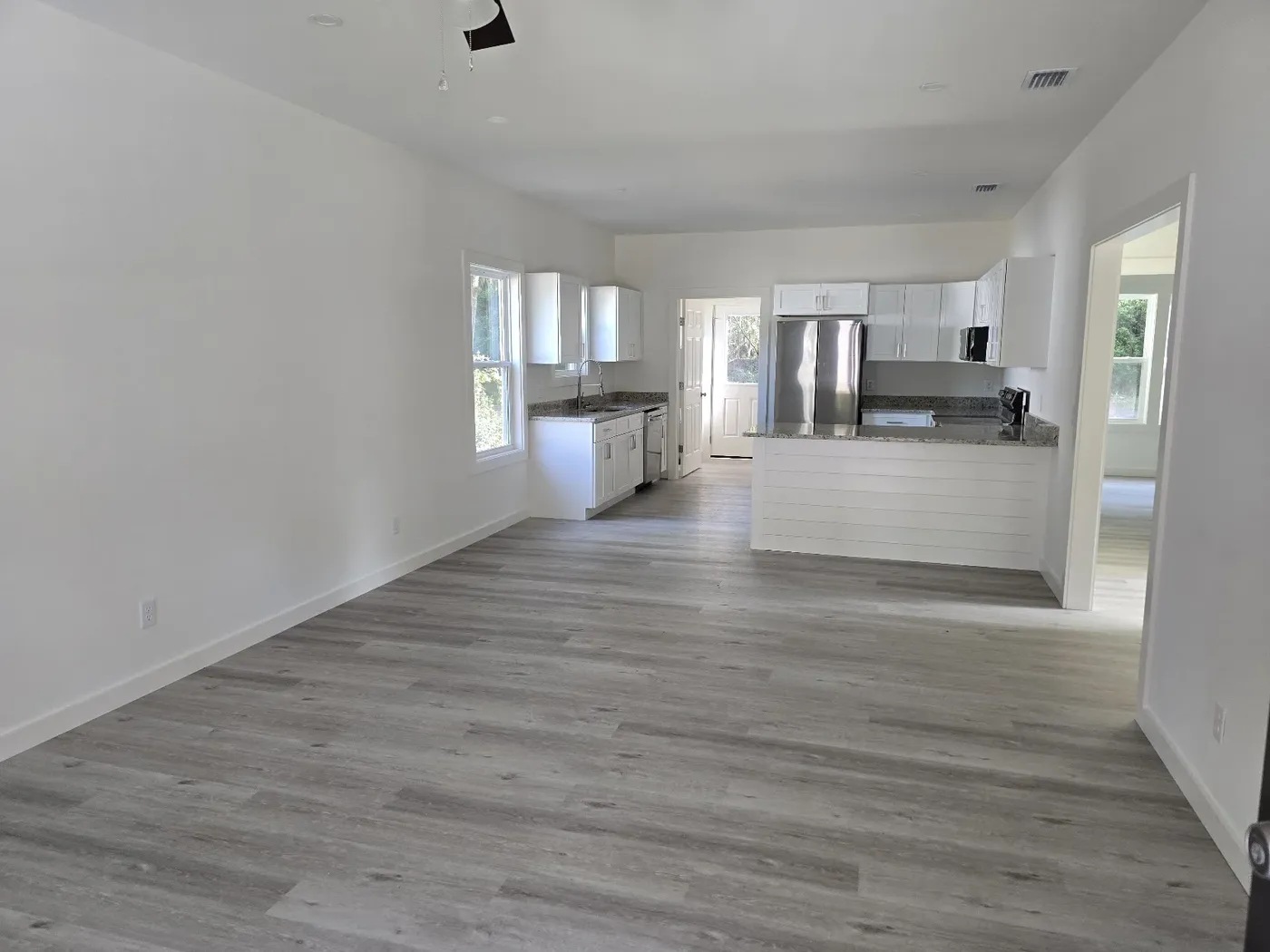 Darien GA 1000 sq ft home living area and kitchen